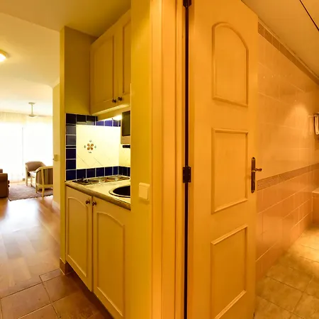 Pestana Village Garden מלון